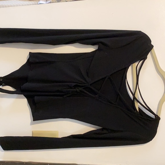 Large black long sleeve with back detail. - Picture 2 of 4